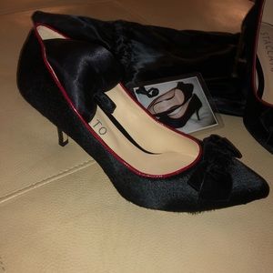 Super sexy black and red Staccato pumps!